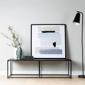 El mueble TV Liv es el ejemplo perfecto del estilo industrial. Un mueble multimedia minimalista que sigue las últimas tendencias cuyo metal negro se convierte en el gran protagonista de tu estancia.