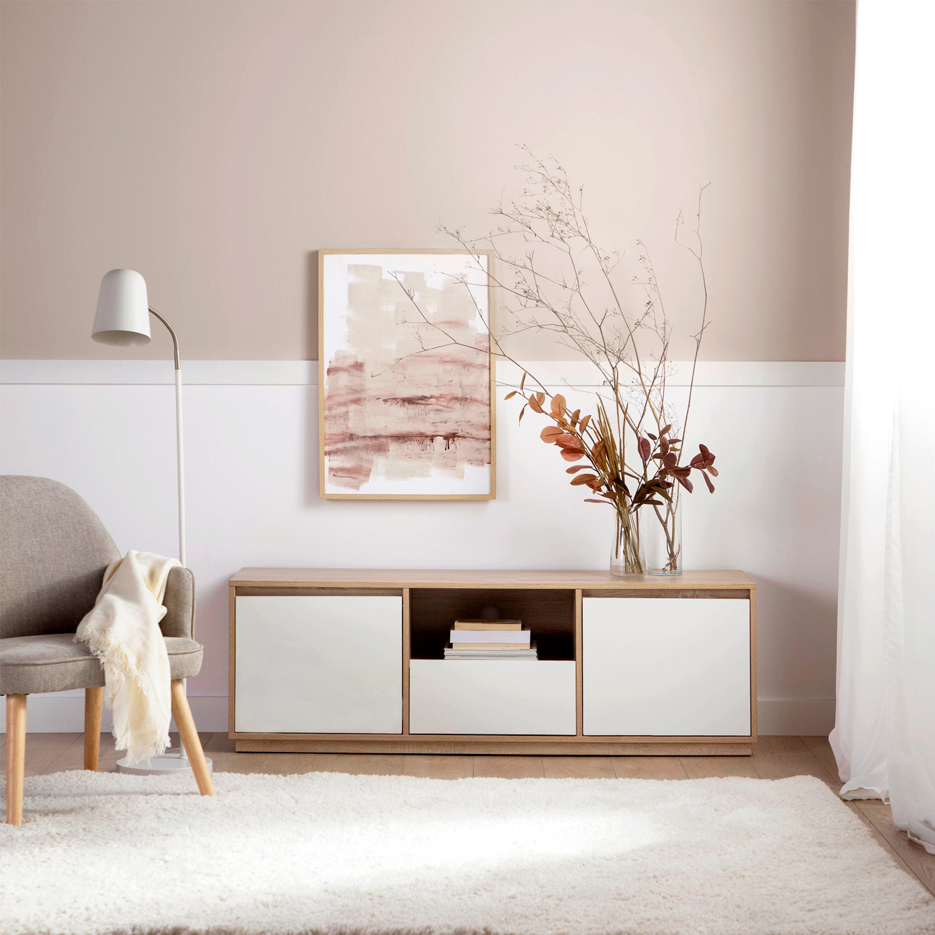 El mueble TV Oslo de 150 cm para salón te cautivará. Es de diseño propio y su estilo predominante es el nórdico
