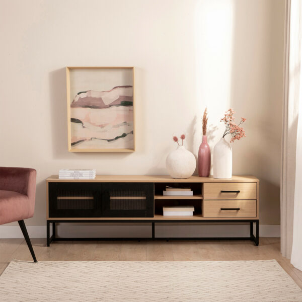 El mueble TV Milan de inspiración industrial será tu perfecto aliado si quieres derrochar estilo. Su combinación de vidrio ondulado