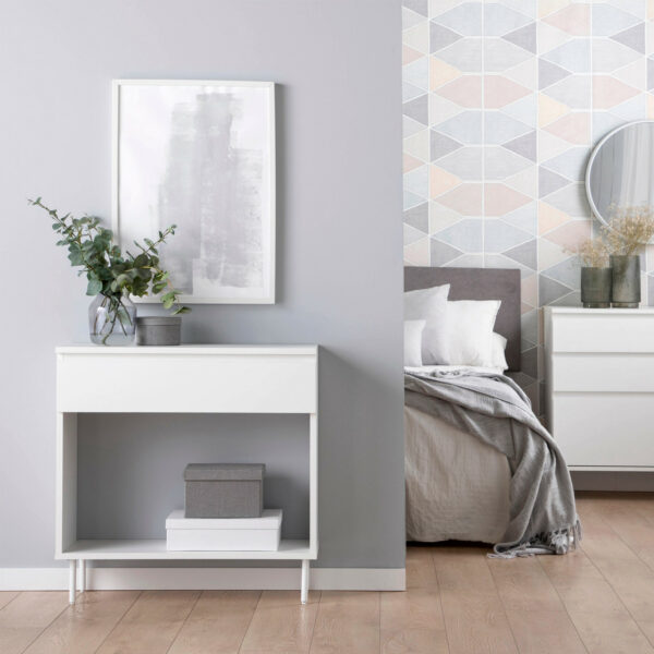 La consola Esben es sinónimo de personalidad. Es una pieza de diseño propio creada por el equipo de Klast Home. Su color blanco y sus patas en metal color blanco le aportan un estilo moderno sofisticado que respira tendencia. Este mueble recibidor dispone de un cajón superior dónde guardar aquello que desees