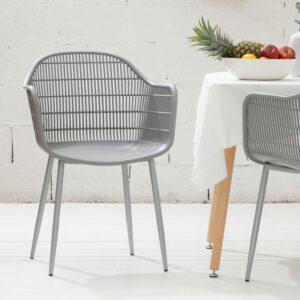 La silla de comedor Soren es una opción perfecta para los que buscan un diseño de tendencia polivalente para interior o exterior. Fabricada en polipropileno con respaldo de rejilla con reposabrazos