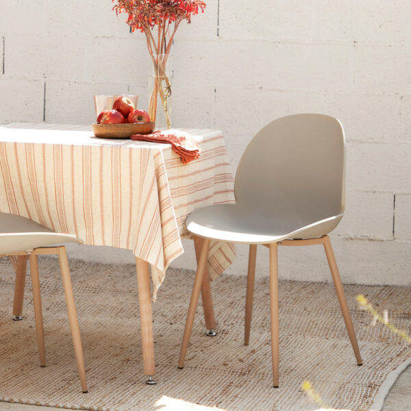 La silla de comedor Ceilan con pata metálica efecto madera es uno de los diseños más originales y polivalentes de nuestro catálogo. Debido a su respaldo fabricado en polipropileno