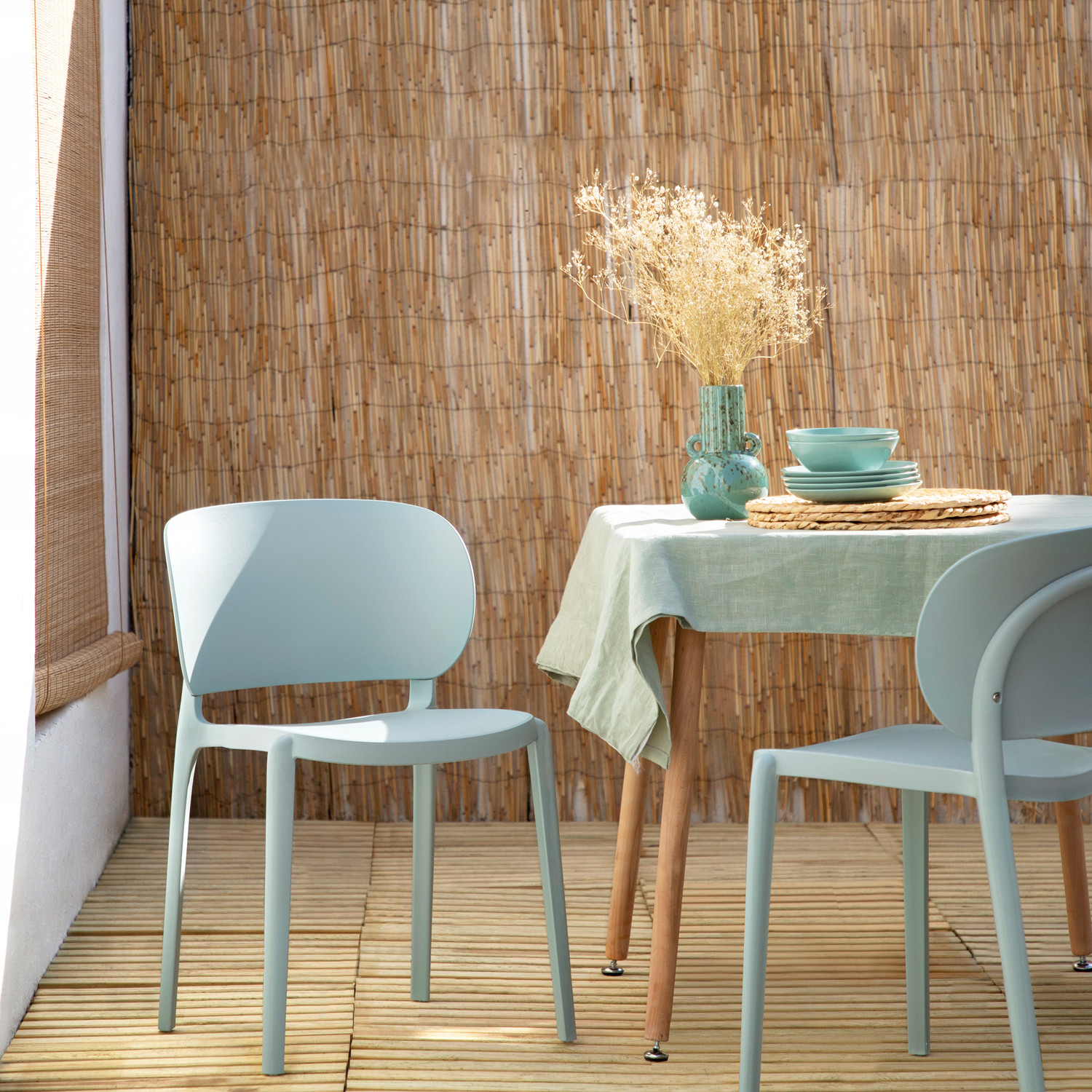 La silla de comedor Jana es un diseño elegante con líneas estilizadas de aire vintage fabricada en polipropileno