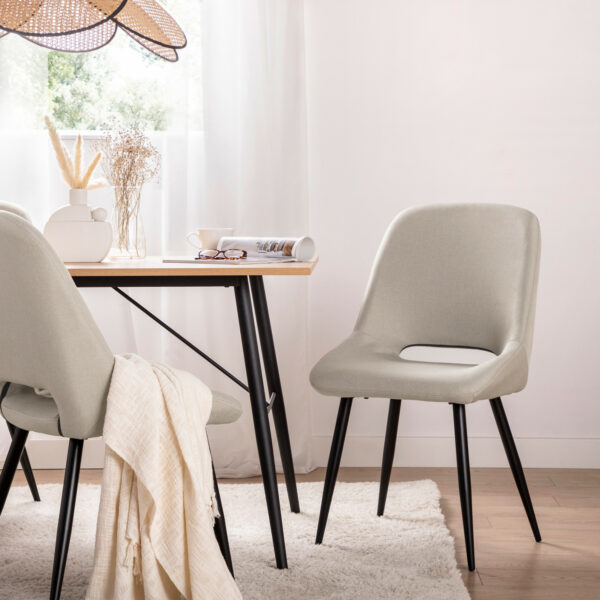 La silla de comedor Emily en tapizado beige con asiento de respaldo alto y forma ergonómica es uno de nuestros diseños con más personalidad. Cualquiera de sus 3 tonalidades de sus acabados
