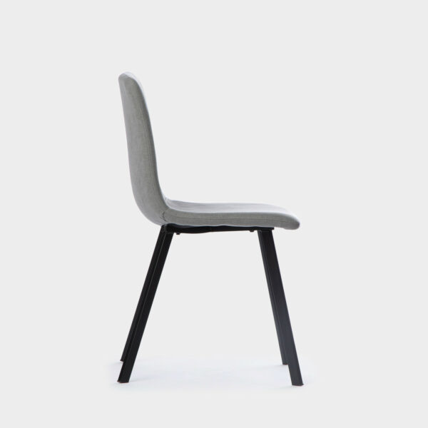 con un respaldo y asiento en una única pieza totalmente ergonómica. Una silla de comedor de estilo contemporáneo que se ha convertido en todo un icono de modernidad y actualidad gracias a sus innovadoras líneas.
