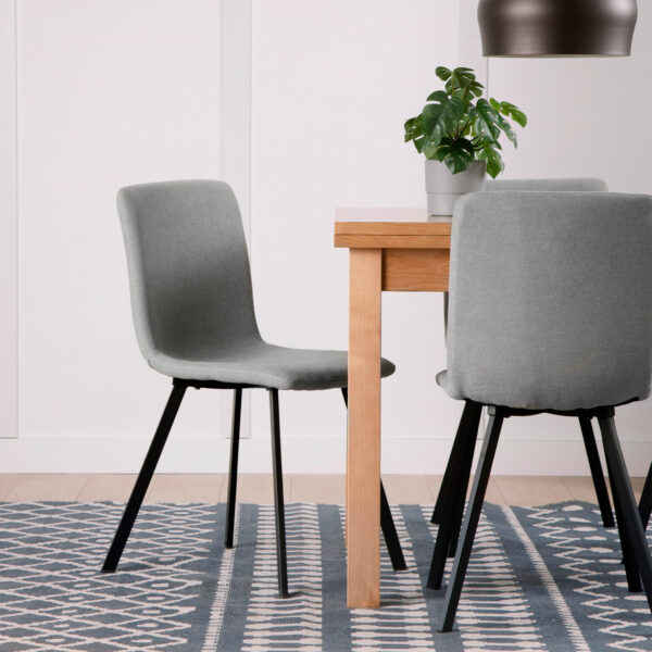 La silla de comedor Maia en tapizado gris con pata metálica negra es capaz de transformar por completo la decoración de tu comedor aportando un extra de elegancia y sofisticación. Un diseño realizado para adaptarse a nuestro cuerpo