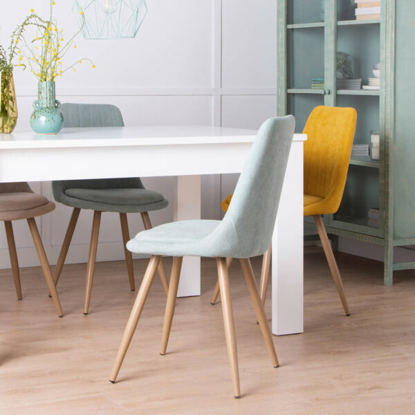 La silla de comedor tapizada Ingrid es una perfecta opción para tu salón o comedor. Con respaldo en poliéster efecto rayado y cojín inferior