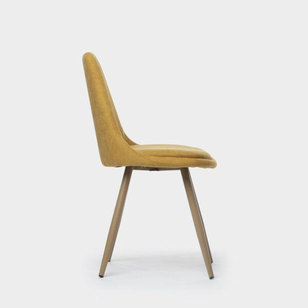 esta preciosa silla con patas de metal efecto madera destaca por su cómoda sentada y su diseño de líneas sencillas. Elige uno de los 4 colores disponibles en nuestra web y dale un toque elegante a tu salón.