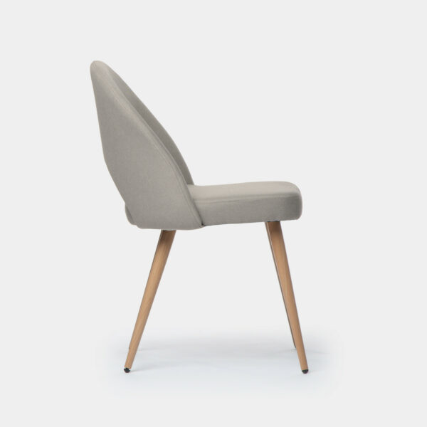 lo que le aporta una sentada realmente confortable. Sus patas metálicas en efecto madera hacen de esta silla es una opción que encandilará a los amantes del diseño nórdico más actual. Elige entre los 4 colores disponibles en nuestra web y para darle un toque elegante a tu comedor.