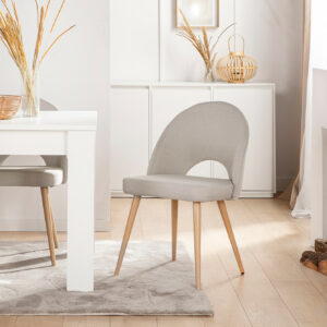 La silla de comedor tapizada Blair es una preciosa silla con respaldo ergonómico y apertura central fabricado en poliéster