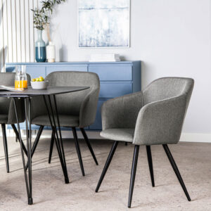 La silla de comedor tapizada Liam es una silla de aire moderno ideal para los hogares más atrevidos. La combinación de su asiento de poliéster fabricado en una sola pieza y las patas metálicas negras