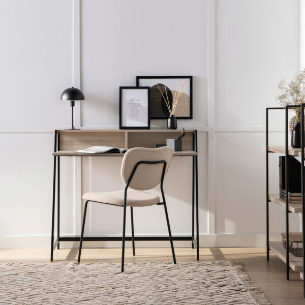 La silla de comedor Taylor en tercipelo beige es la apuesta perfecta para los amantes del diseño atemporal. Sus patas metálicas en color negro
