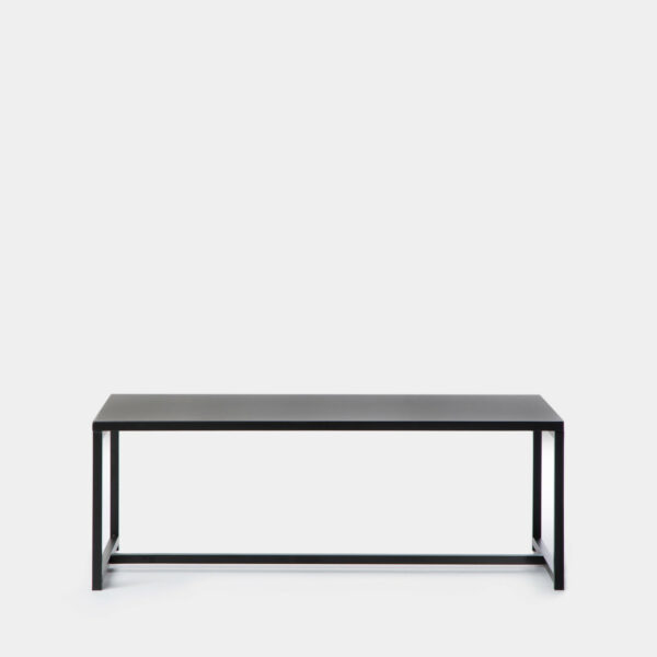 es el ejemplo perfecto del estilo industrial. Una mesa minimalista que sigue las últimas tendencias cuyo metal negro en acabado mate