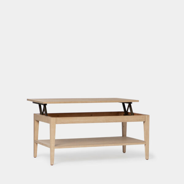 La mesa de centro elevable Mara en madera natural es una pieza esencial para completar cualquier salón/comedor. Es una mesa práctica y funcional que cuenta con un estante y un amplio cajón. Además
