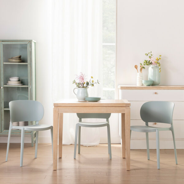 La mesa de comedor cuadrada extensible Dina en madera color blanco es perfecta para salones