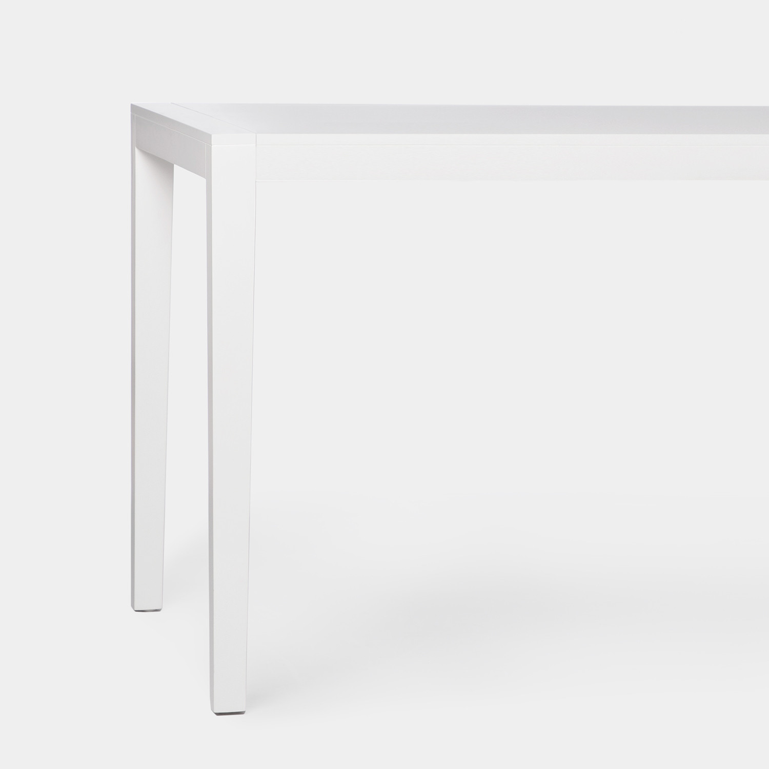 La mesa de comedor rectangular Mara en madera color blanco tiene un diseño sencillo y atemporal idóneo para completar cualquier salón