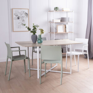 La mesa de comedor rectangular Even presenta un diseño moderno y minimalista. Su sobre en acabado natural efecto roble blanqueado y con patas de acero pintado en color blanco la convierten en la selección perfecta para tu salón