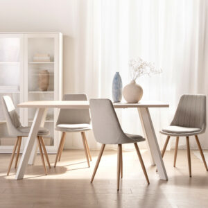 La mesa de comedor rectangular Laina en acabado natural y patas metálicas blancas encaja que en cualquier estilo decorativo. Es apta para 6 comensales