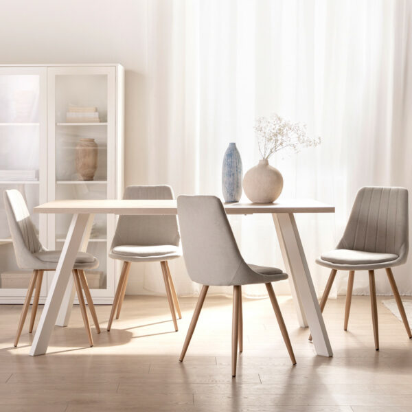 La mesa de comedor rectangular Laina en acabado natural y patas metálicas blancas encaja que en cualquier estilo decorativo. Es apta para 6 comensales