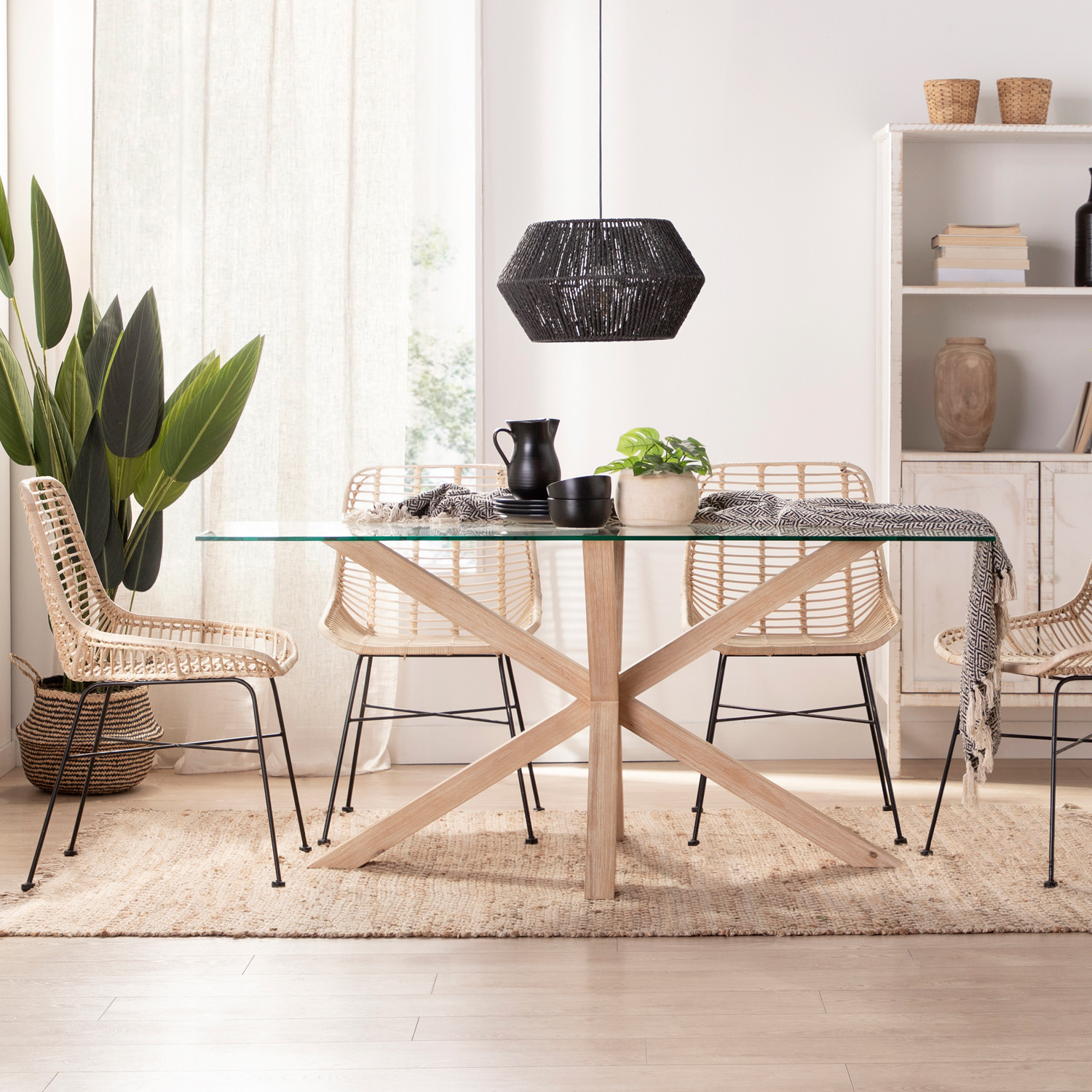 La mesa de comedor rectangular Emerald es la mesa perfecta para aportar elegancia y sofisticación a tu salón