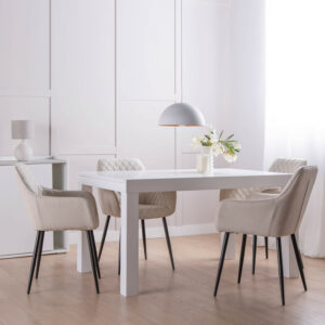 La mesa de comedor rectangular extensible Juliet es de estilo contemporáneo. Su diseño de líneas rectas blanco