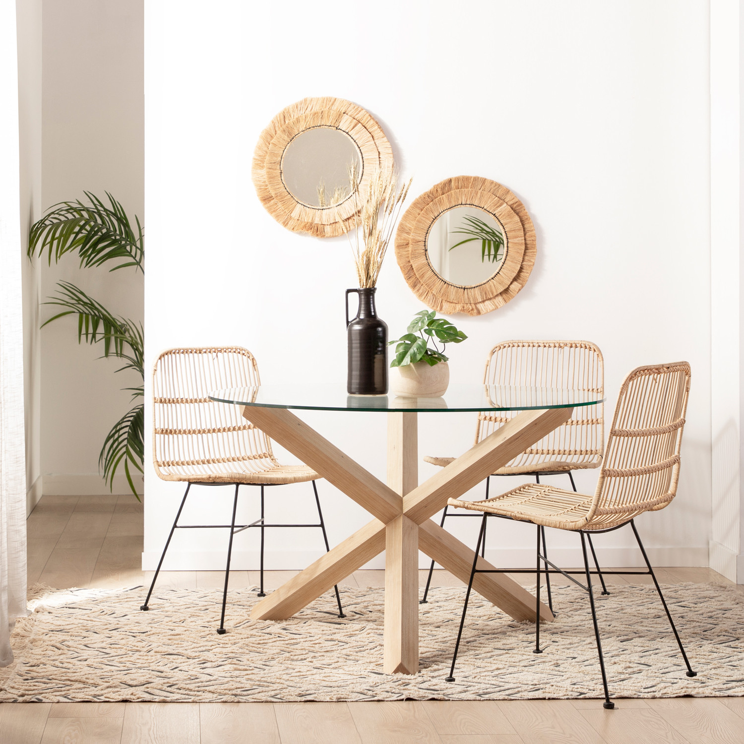 La mesa de comedor redonda Isak es la mesa ideal con la que completar la decoración de tu salón