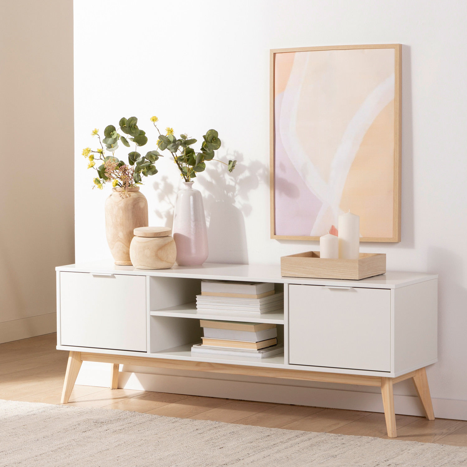 El mueble de TV lacado en blanco de estilo nórdico Troy le aportará luminosidad a tu salón. Se trata de un mueble sencillo y atemporal con una gran capacidad de almacenaje que te permitirá mantener en orden tu hogar.
