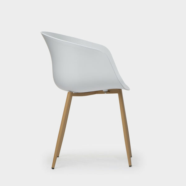 esta silla de diseño nórdico es una opción polivalente por su resistencia y por su acabado de fácil limpieza