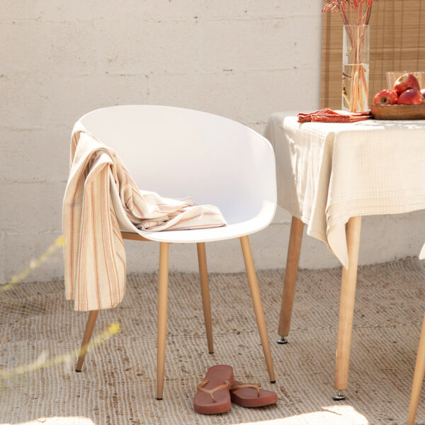 La silla de comedor Clem se trata de un original diseño con respaldo semicerrado en forma de pequeño reposabrazos fabricado en polipropileno. Disponible en 2 tonalidades y con pata metálica en color natural efecto madera