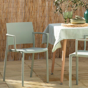 La silla de comedor Jeven se trata de la mejor opción para los amantes del diseños modernos y minimalista. Su acabado en polipropileno con reposabrazos la convierte también en una alternativa perfecta para tu jardín o balcón. Con toda su estructura fabricada en un mismo color