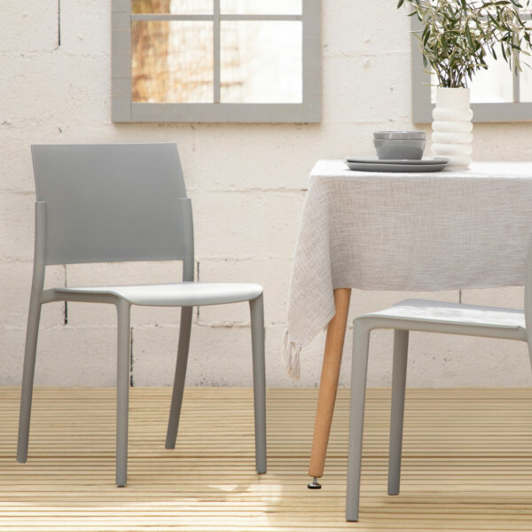 La silla de comedor Jeven se trata de la mejor opción para los amantes de los diseños más modernos y minimalistas. Su acabado en polipropileno la convierte también en una alternativa perfecta para tu jardín o balcón
