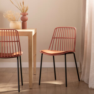 La silla de comedor Erica con patas metálicas en color negro es una preciosa pieza de estilo moderno con respaldo de rejilla fabricado en poliéster