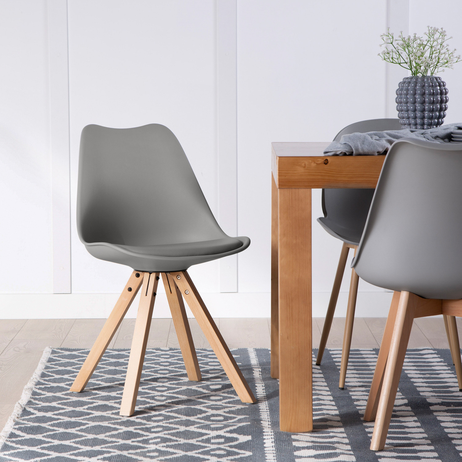 La silla de comedor Nas está fabricada en polipropileno y sus patas son de madera. Su diseño aportará versatilidad a tu hogar