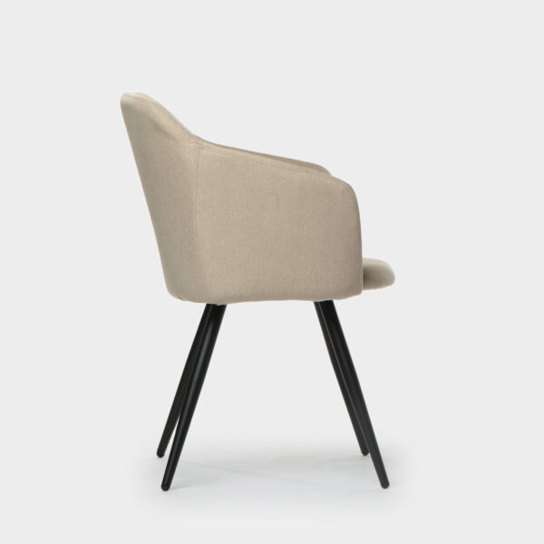 hace que sea una silla ideal para combinar con diferentes estilos de decoración. ¡Elige entre uno de los 3 acabados disponibles y añade un toque de originalidad a tu salón!