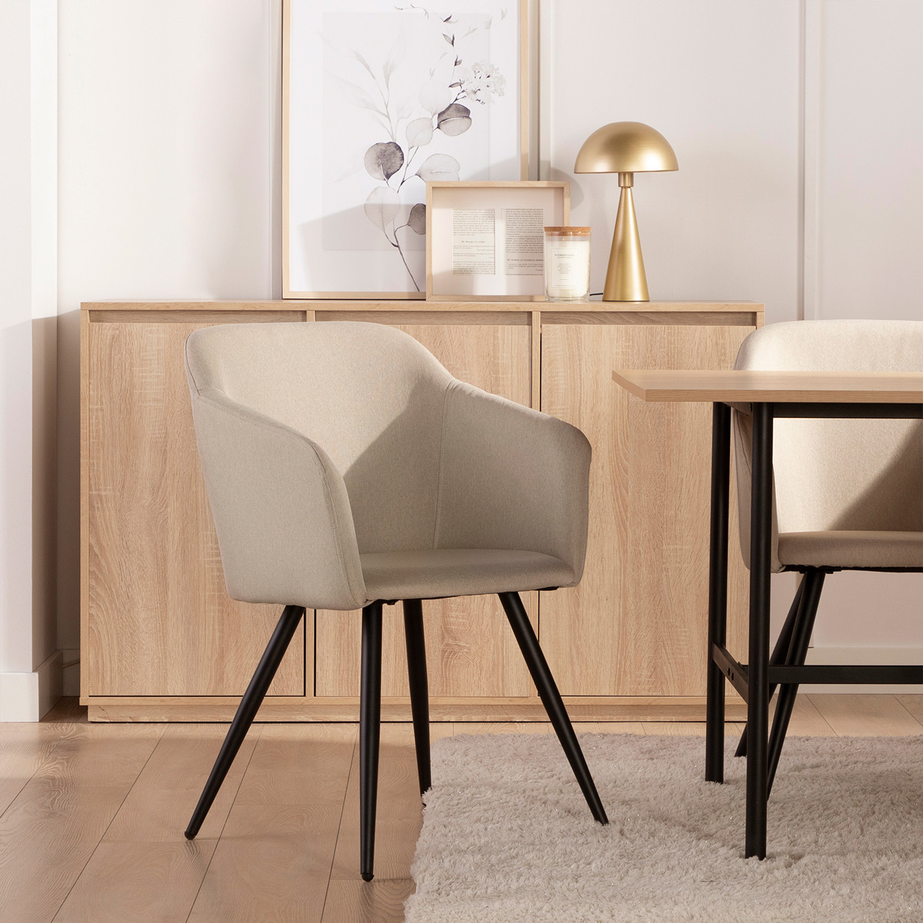 La silla de comedor tapizada Liam es una silla de aire moderno ideal para los hogares más atrevidos. La combinación de su asiento de poliéster fabricado en una sola pieza y las patas metálicas negras