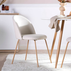 La silla de comedor Olivia tapizada en color beige y pata metálica en color natural tiene un diseño elegante y sencillo inspirado en los años 50. Su respaldo corto y redondeado unido al diseño de sus patas cónicas despuntadas recuerdan a esos modelos de sillería sofisticados y funcionales adaptables a cualquier estilo. Elige entre uno de nuestros 3 tapizados disponibles y haz de esta silla un elemento distintivo de tu salón o comedor.