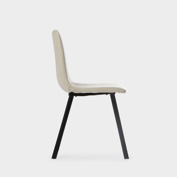 con un respaldo y asiento en una única pieza totalmente ergonómica. Una silla de comedor de estilo contemporáneo que se ha convertido en todo un icono de modernidad y actualidad gracias a sus innovadoras líneas.