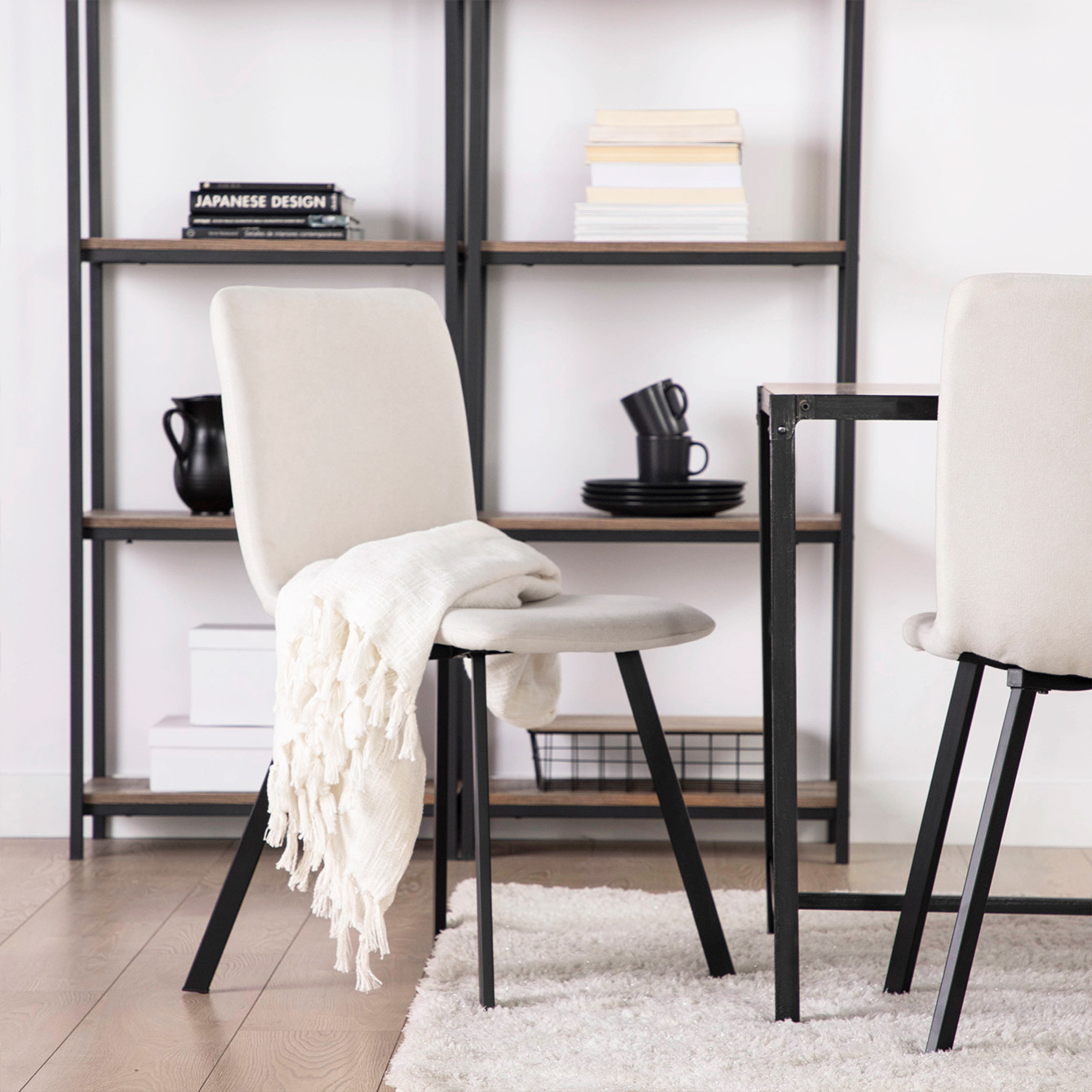La silla de comedor Maia en tapizado beige con pata metálica negra es capaz de transformar por completo la decoración de tu comedor aportando un extra de elegancia y sofisticación. Un diseño realizado para adaptarse a nuestro cuerpo