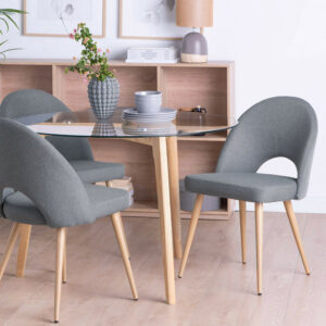 La silla de comedor tapizada Blair es una preciosa silla con respaldo ergonómico y apertura central fabricado en poliéster