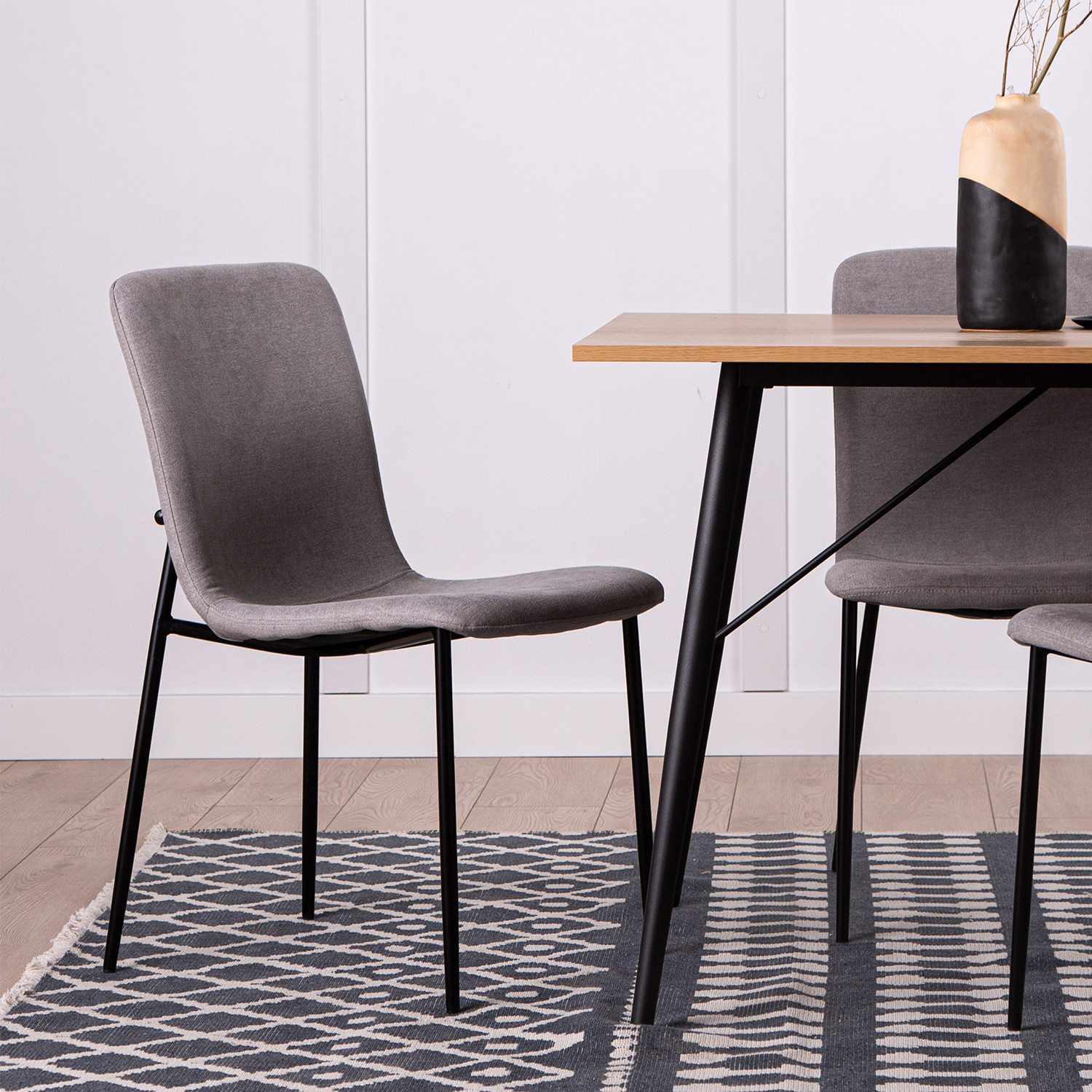 La silla de comedor Eryn en tapizado de poliéster se trata de una gran elección para aquellos que estén buscando un diseño sofisticado y funcional que pueda servir como silla de comedor o de escritorio. Sus patas metálicas negras junto con sus 4 diferentes tonalidades disponibles