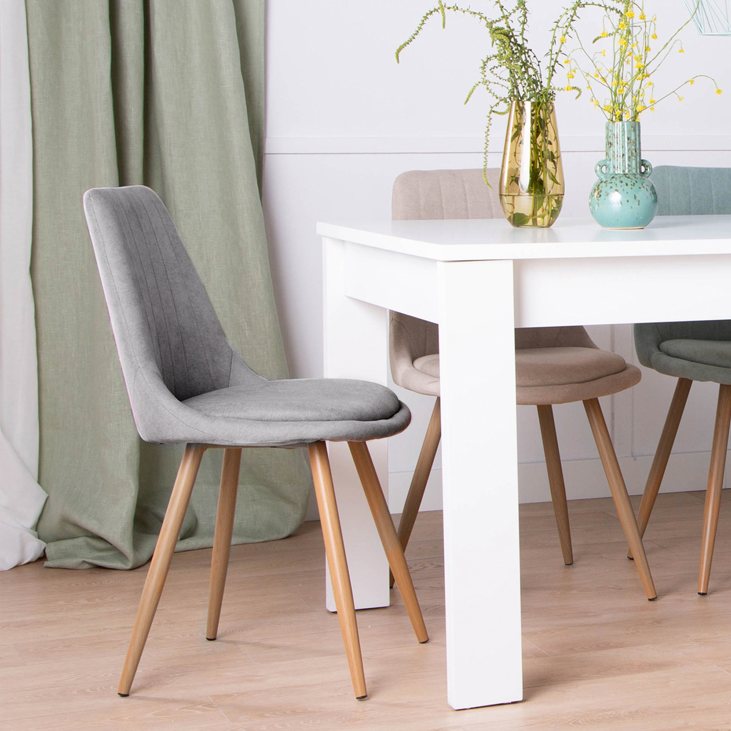 La silla de comedor tapizada Ingrid es una perfecta opción para tu salón o comedor. Con respaldo en poliéster efecto rayado y cojín inferior