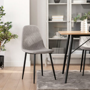 La silla de comedor tapizada en poliéster Ellis con pata metálica negra se convertirá en la protagonista de tu comedor gracias a su exclusivo y elegante diseño. Disfruta de esta polivalente silla de diseño ergonómico en donde más la necesites