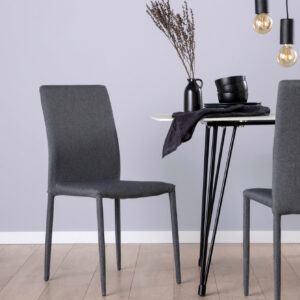 La silla de comedor Quinn en gris oscuro con pata metálica tapizada en el mismo color aportará un aire vanguardista a tu decoración. Su diseño moderno y elegante hace de esta silla un elemento esencial para llenar de vida cualquier salón o comedor. Elige entre una de las 2 combinaciones de colores que tienes disponibles en nuestra web.