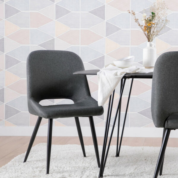 La silla de comedor Emily en tapizado gris oscuro con asiento de respaldo alto y forma ergonómica es uno de nuestros diseños con más personalidad. Cualquiera de las 3 tonalidades de sus acabados