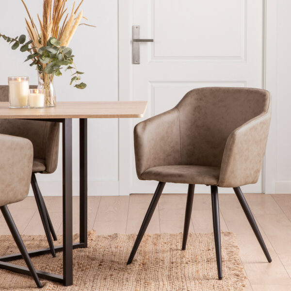 La silla de comedor tapizada Liam es una silla de aire moderno ideal para los hogares más atrevidos. La combinación de su asiento de poliéster fabricado en una sola pieza y las patas metálicas negras
