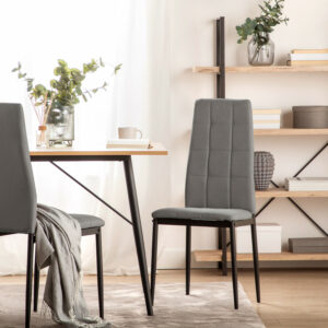 La silla de comedor tapizada Anne con patas metálicas negras se trata de una pieza ideal para los amantes del interiorismo y la decoración más exigentes. Sus diseño con respaldo alto tapizado en poliéster se encuentra disponible en 2 colores