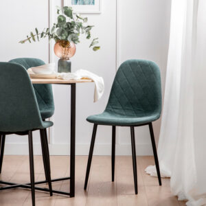 La silla de comedor tapizada en poliéster Ellis con pata metálica negra se convertirá en la protagonista de tu comedor gracias a su exclusivo y elegante diseño. Disfruta de esta polivalente silla de diseño ergonómico en donde más la necesites