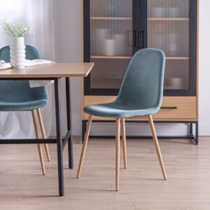 La silla de comedor tapizada en terciopelo Ellis con pata metálica efecto madera se convertirá en la protagonista de tu comedor gracias a su exclusivo y elegante diseño. Disfruta de esta polivalente silla de diseño ergonómico en donde más la necesites