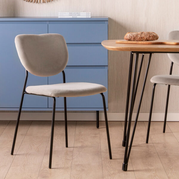 La silla de comedor Taylor en tercipelo topo es la apuesta perfecta para los amantes del diseño atemporal. Sus patas metálicas en color negro