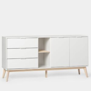 El aparador de estilo nórdico lacado en blanco Troy es el mueble de almacenaje ideal para tu hogar. Gracias a sus tres cajones